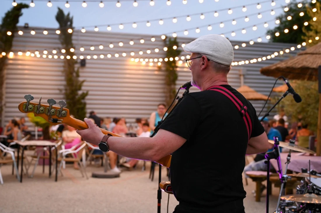Valentin à la basse en concert