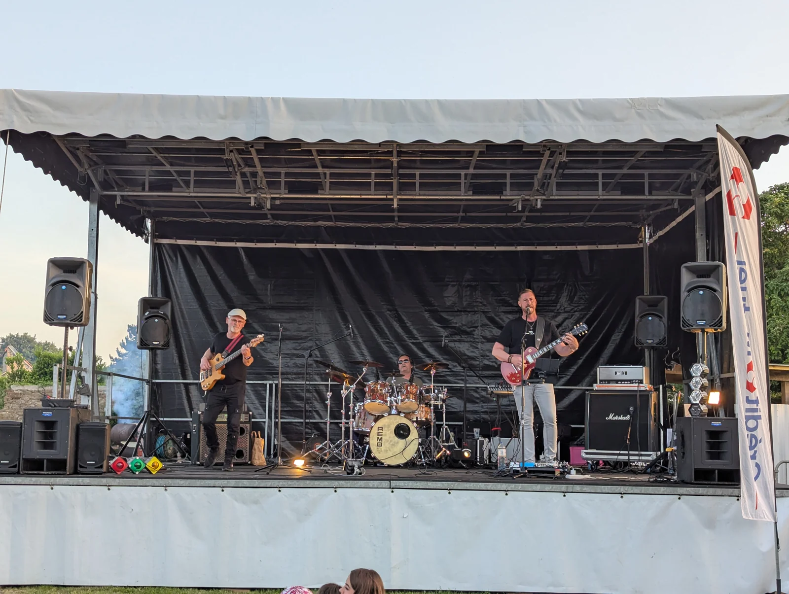 REWARD en concert sur scène