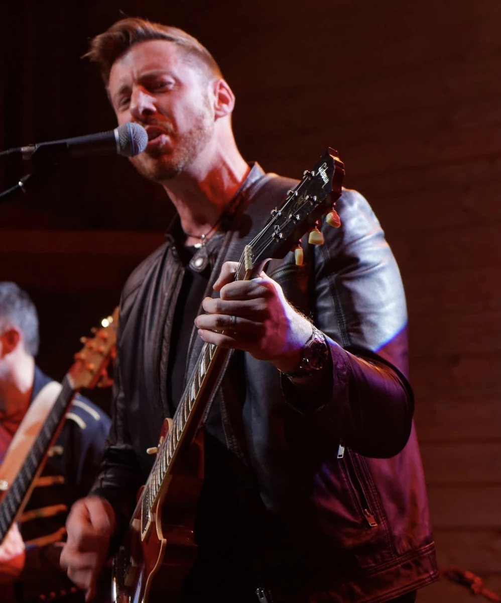 Nicolas à la guitare et au chant en concert