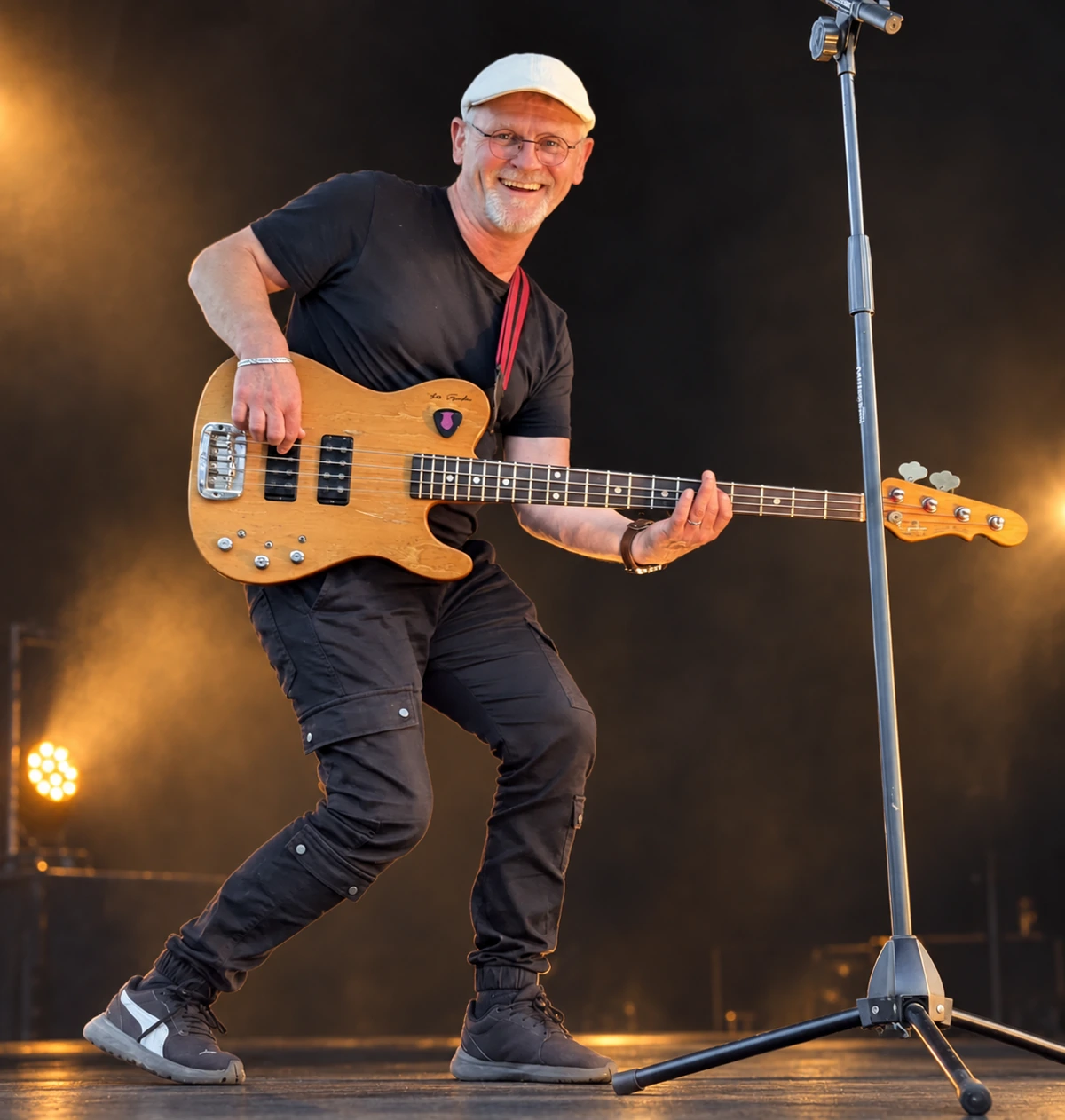 Valentin Tardif souriant avec sa basse